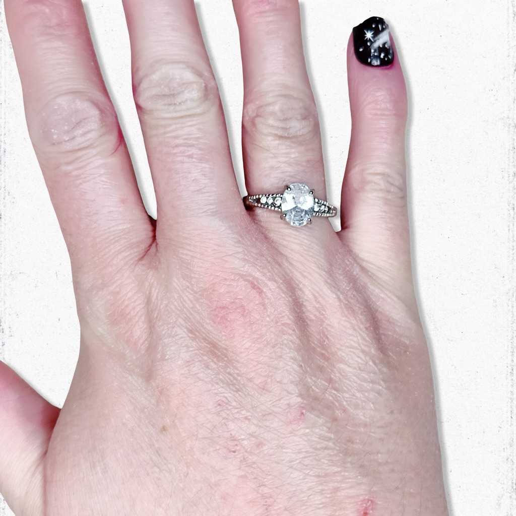 763gc. Bling Silvertone Ring 7.5